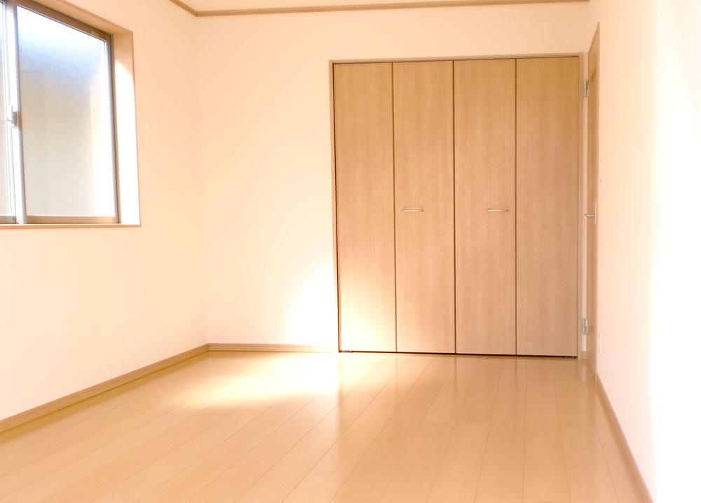 Non-living room. 7 Pledge is a Western-style image.