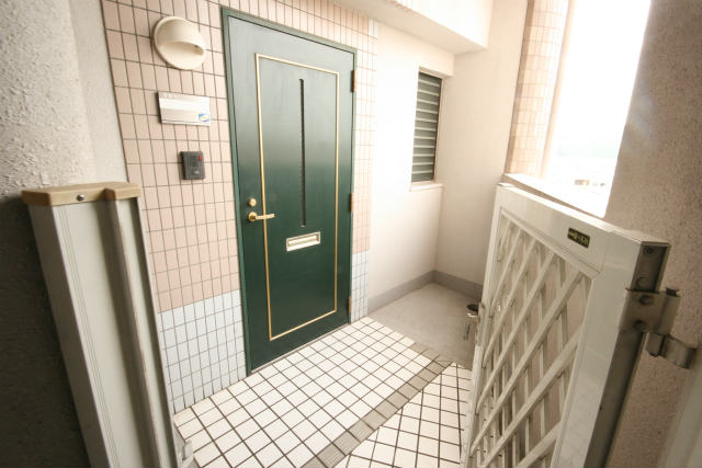 Entrance. The corner room there gate to the front door ☆