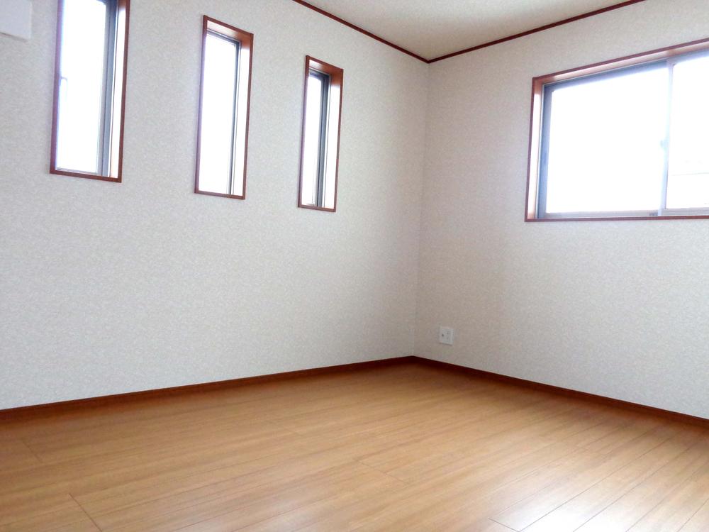 Non-living room. It is a triple window type of Western-style.