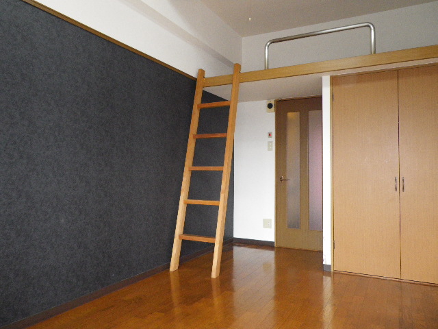 Living and room. Loft because of the top floor, It is spacious upward!