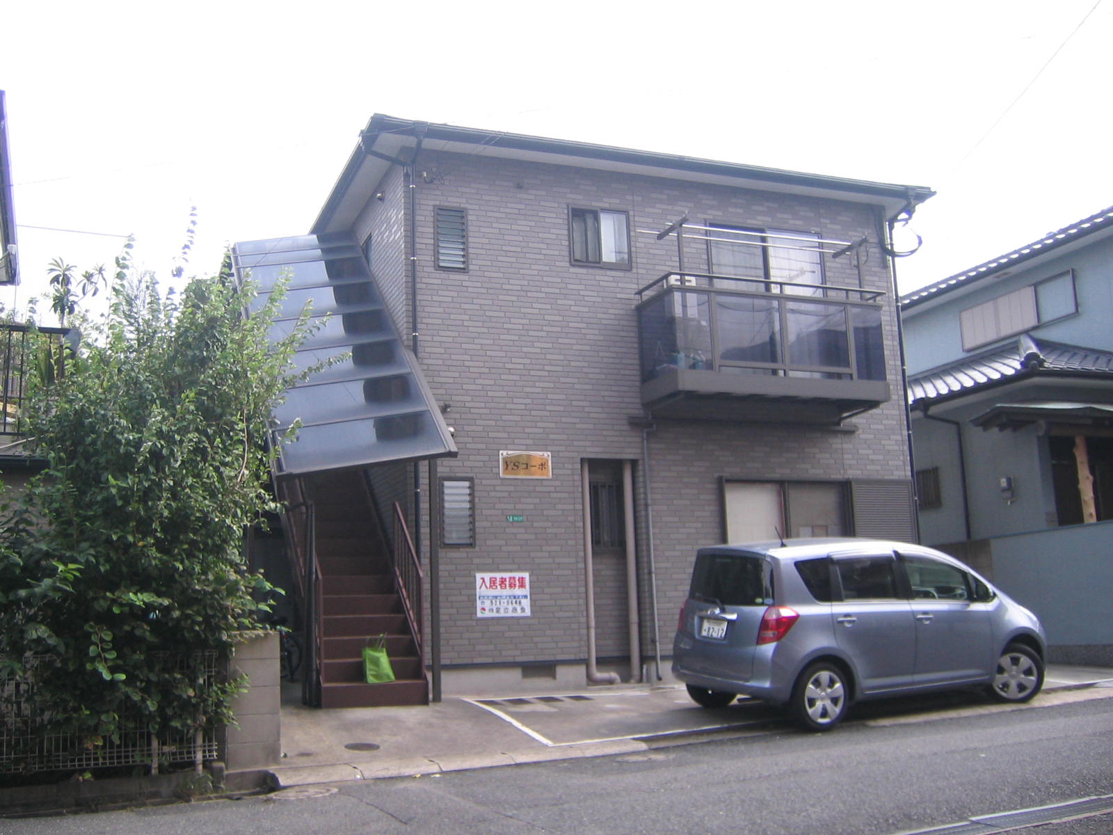 Building appearance. Frontal road