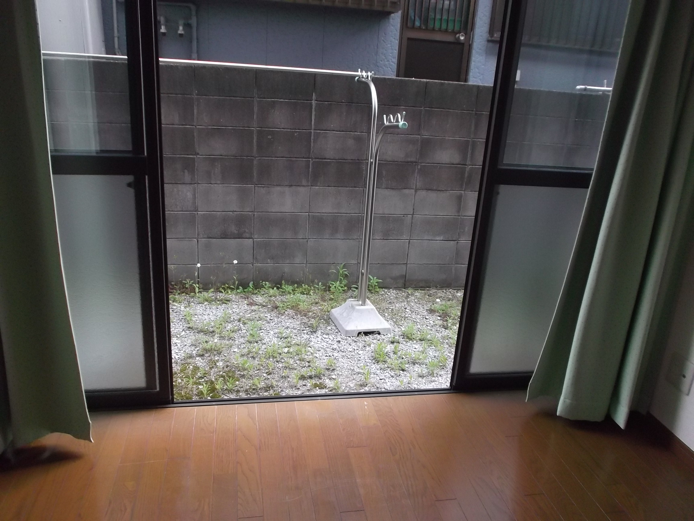 Living and room. Sweep the garden side