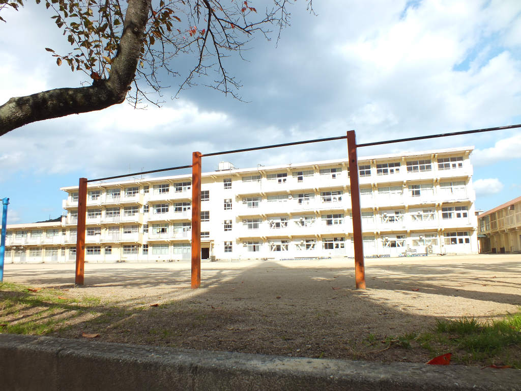 Primary school. Hironori up to elementary school (elementary school) 385m