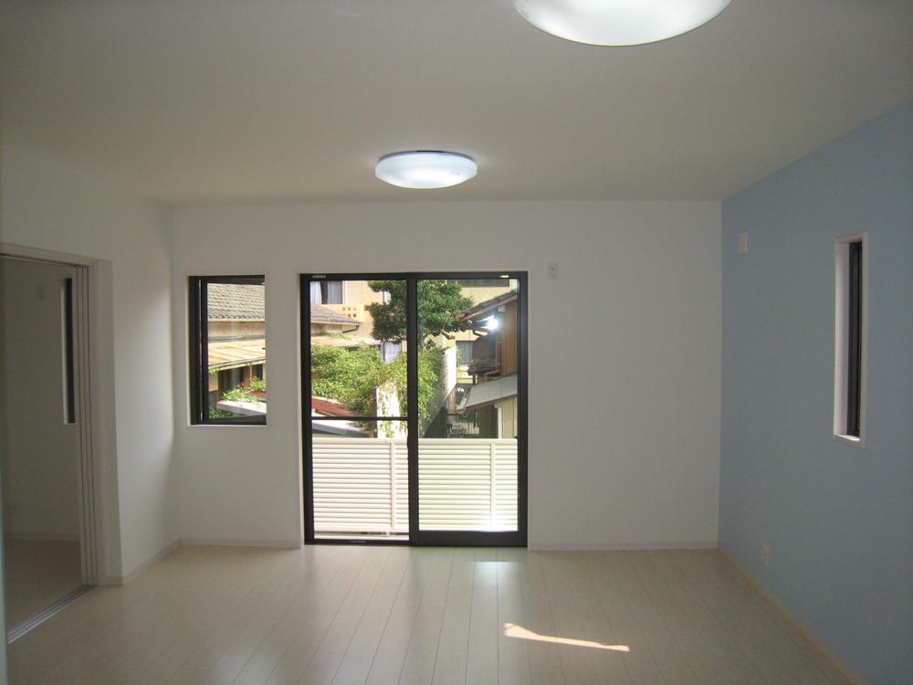 Living.  ■ Please come by all means to see this large living!