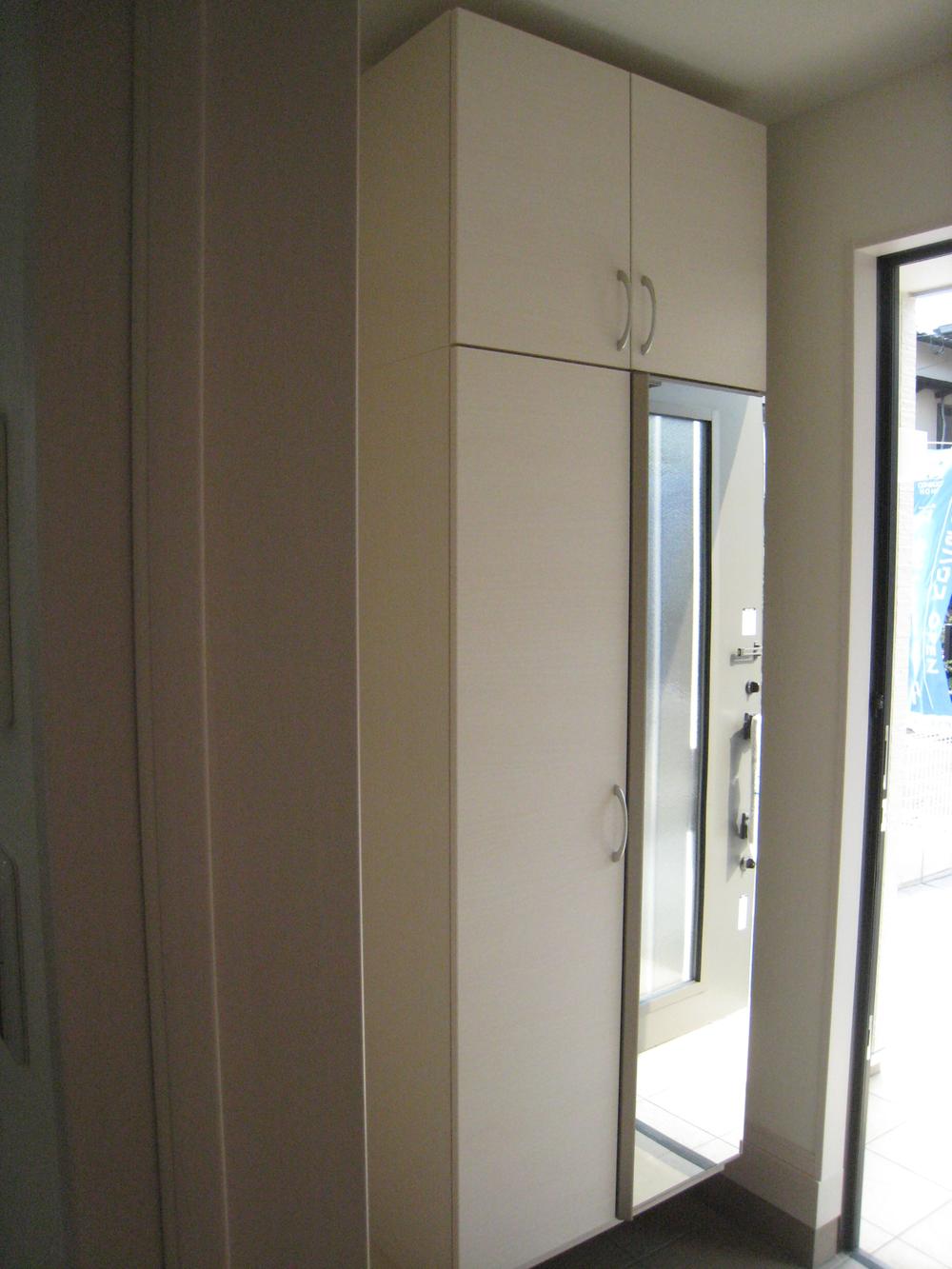 Entrance.  ■ We have established a mirror copy of the whole body to the front door.