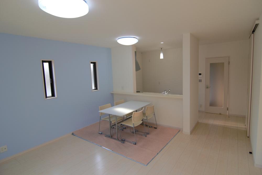 Living.  ■ Bright living plugging of sunshine! Next to the living room there is a garden, Why do not you are barbecue and gardening, etc.?