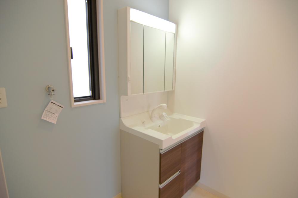 Wash basin, toilet.  ■ Since the three-sided mirror has become very easy to use!