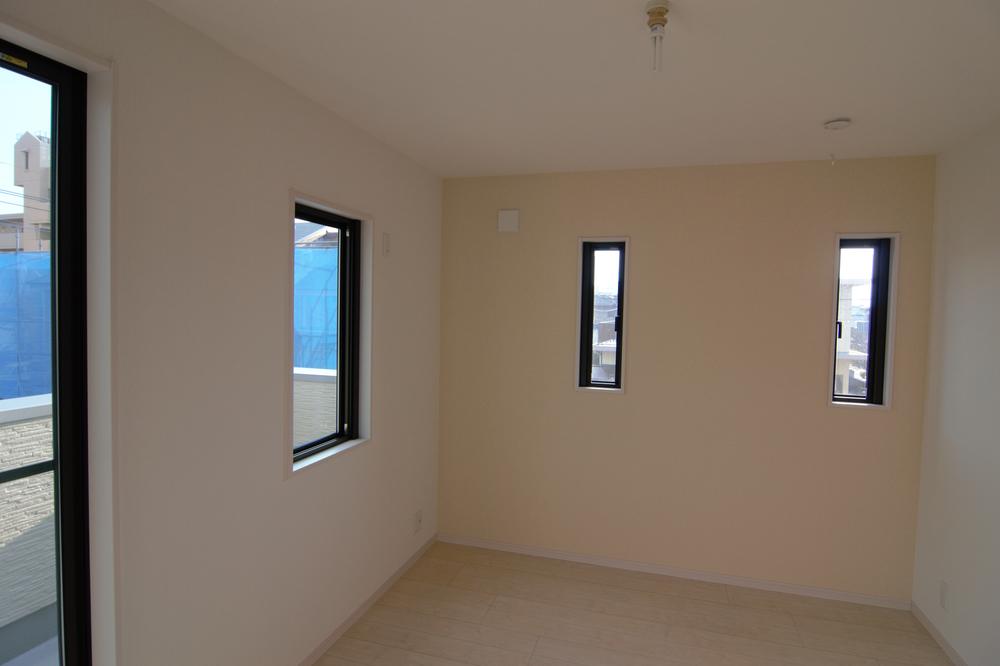 Non-living room.  ■ Full window!