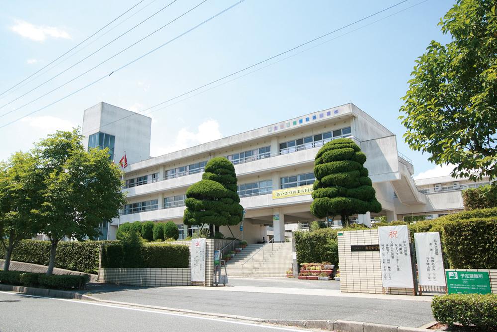 Junior high school. Tahara junior high school About 1600m (20 minutes walk)