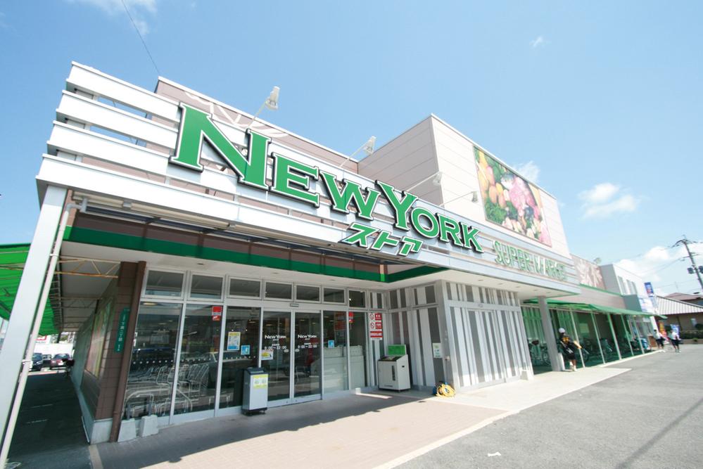 Shopping centre. New York store transmural shop About 1100m (3 minutes by car)