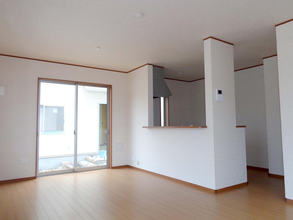 Living. While the housework, Living room overlooks.