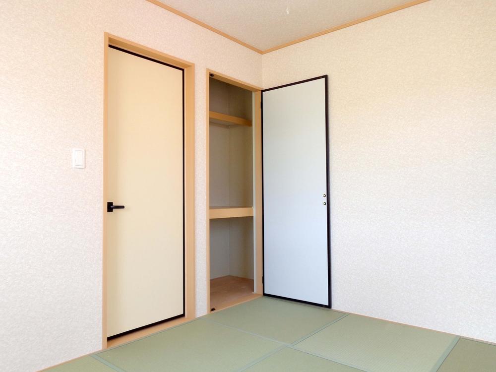 Non-living room. It is a modern Japanese-style room. Again Japanese-style can be very useful it can be used in a variety of applications.