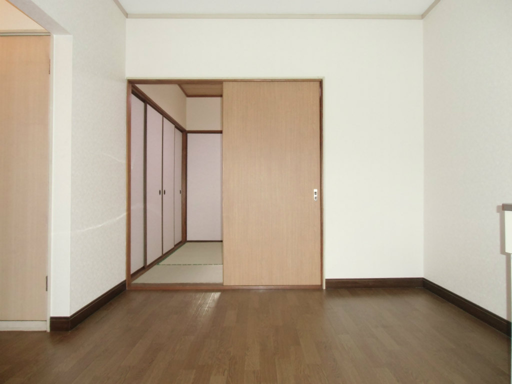 Living and room. Beautiful to already cleaning