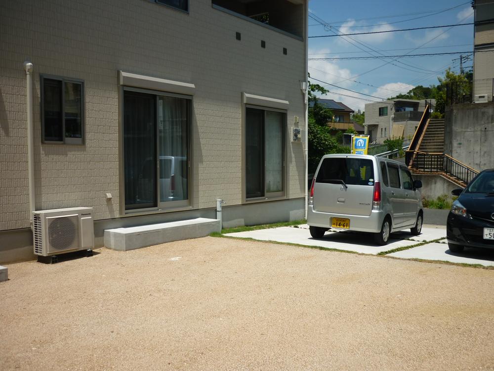 Parking lot. If you change your garden to the parking spaces 3 ~ It is possible to park four