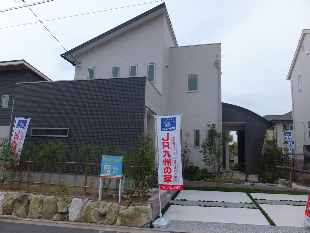 Local appearance photo. Local (September 2012) shooting