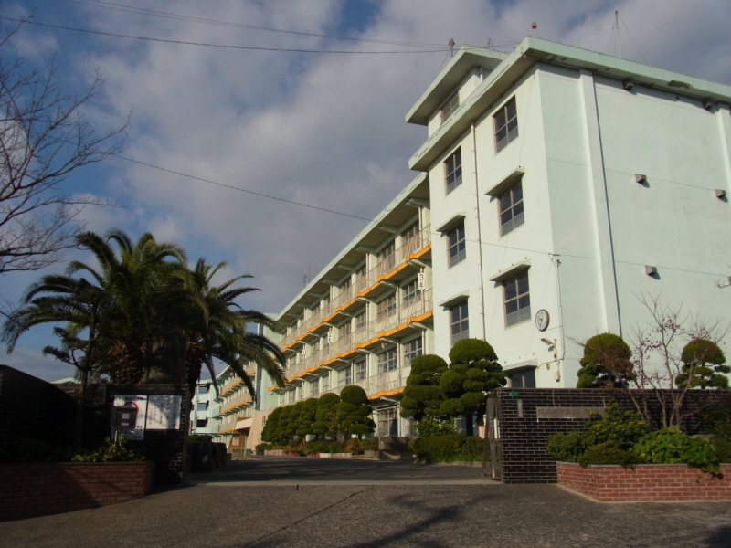 Junior high school. 152m to swamp junior high school (junior high school)