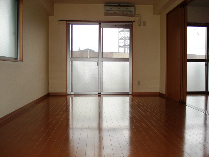 Living and room. Spacious is the living room of 11 quires! !