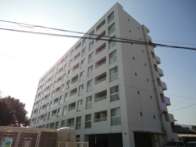 Building appearance. Overwhelming presence in this area! ! 