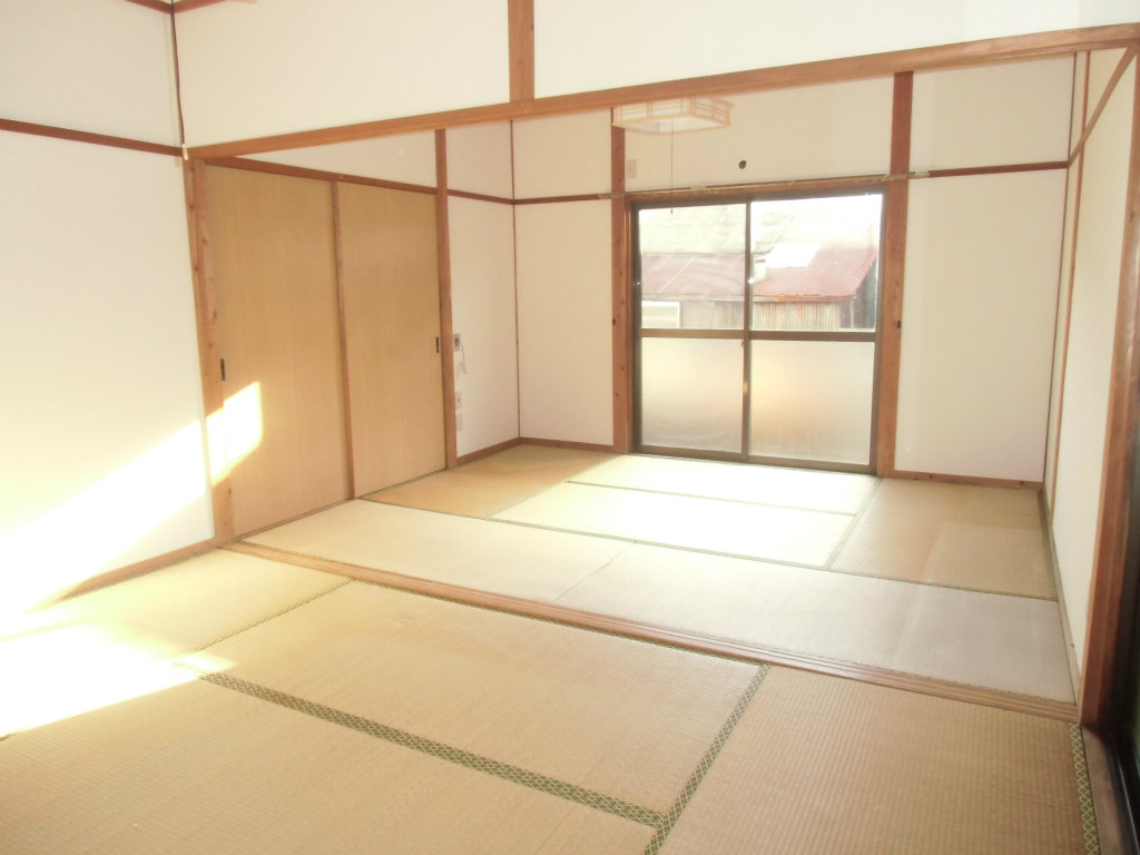 Other room space. Enter also sliding door!