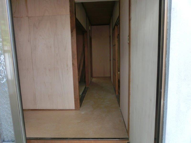 Entrance. Entrance is a cross Chokawa plan