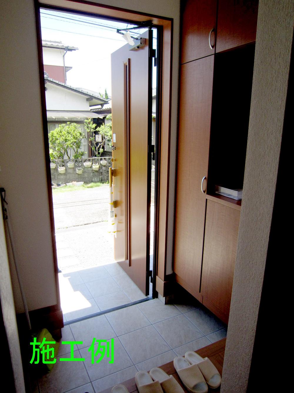 Entrance. Plenty of entrance storage!