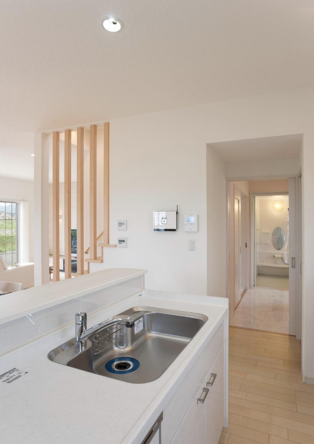 Model house photo. Counter kitchen with the white tones will ease the cleaning up of cuisine in Disuposa equipped.