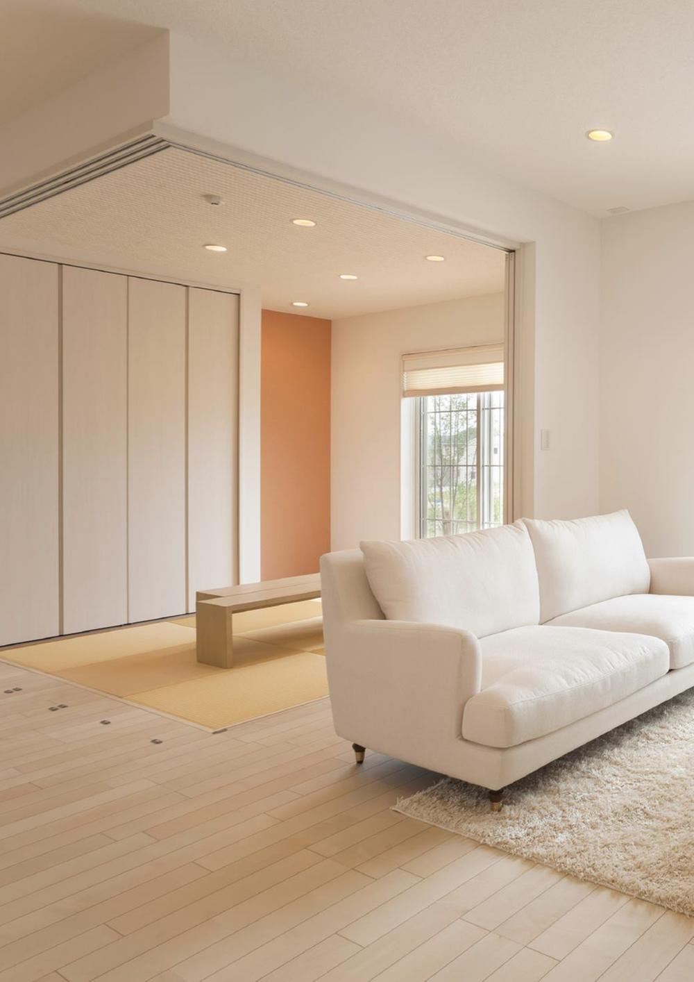 Model house photo. The Japanese made the LDK and the integral is also alcove, You can enjoy the calm atmosphere.