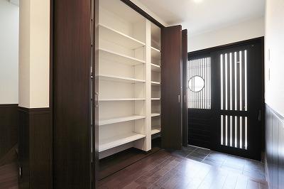 Building plan example (Perth ・ Introspection). Entrance will have front becomes the storage.