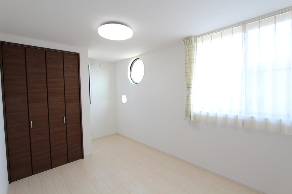 Other introspection. (51-12 Building) nursery Bright light from the window of a perfectly round Favorite space