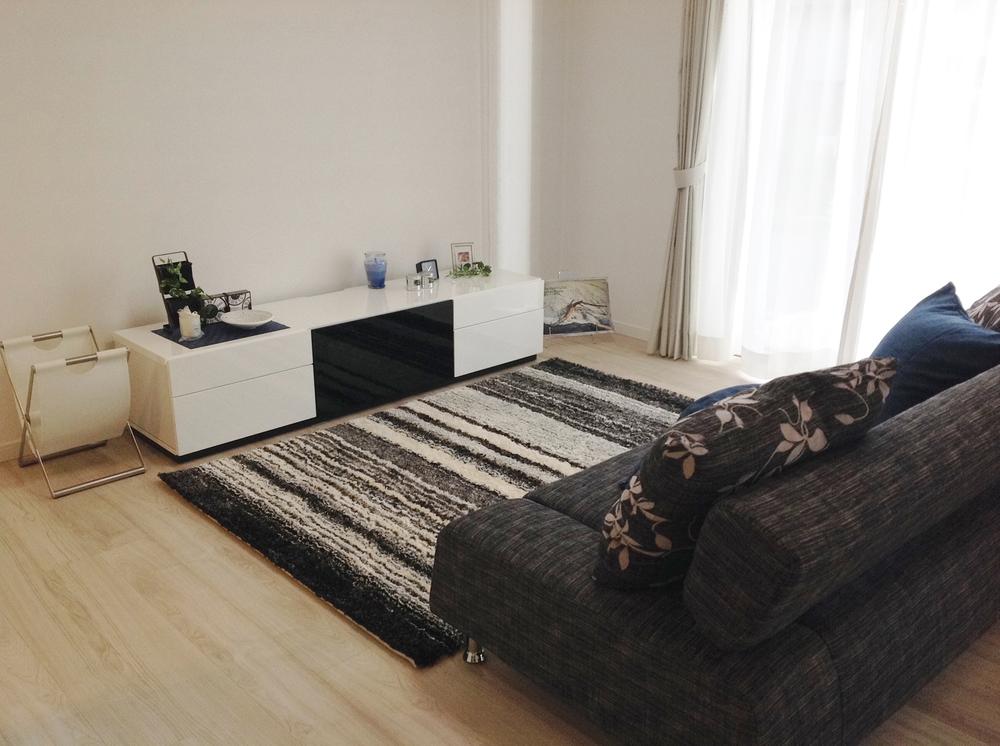 Living. (51-14 Building) and then insert the bright sunlight.