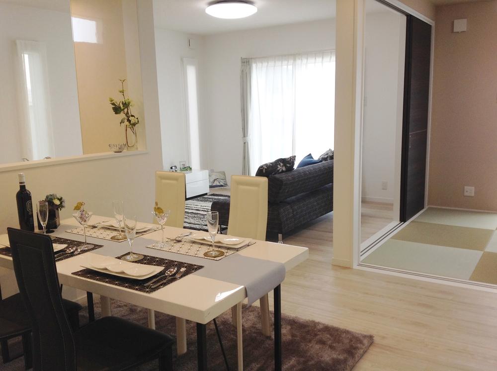 Non-living room. Ryukyu tatami Japanese-style that follows from (51-14 Building) living-dining ・ And partitioned by a sliding door can also be used as a private dining room.