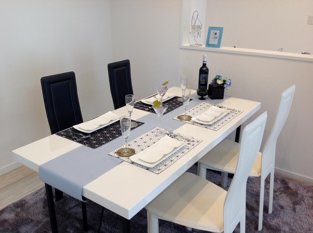 Non-living room. (51-14 Building) simple modern dining. Furnished