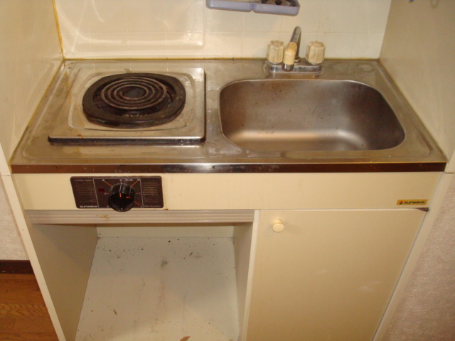 Kitchen. Electric stove has been replaced by IH.