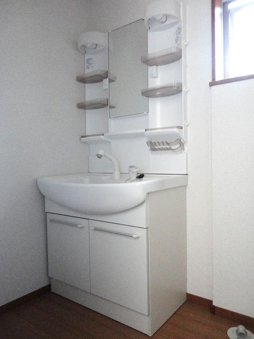 Wash basin, toilet. It is a wash basin with a shower of the same specification.