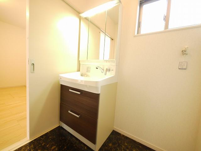 Wash basin, toilet. Local (September 2013) Shooting