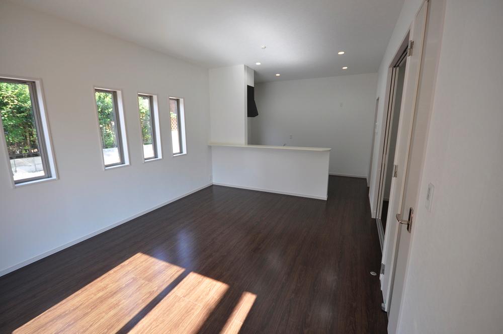 Living. Bright and airy living ☆ Ceiling height 2.7m! !