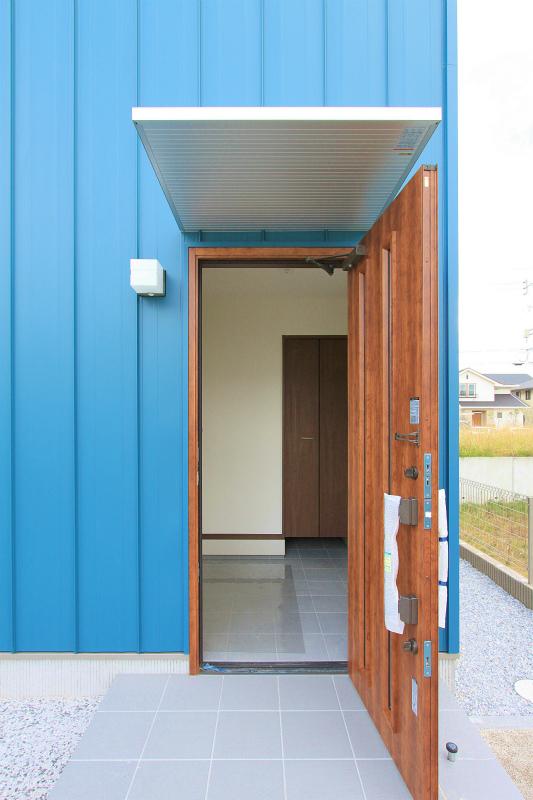 Entrance. Local (November 20, 2013) Shooting