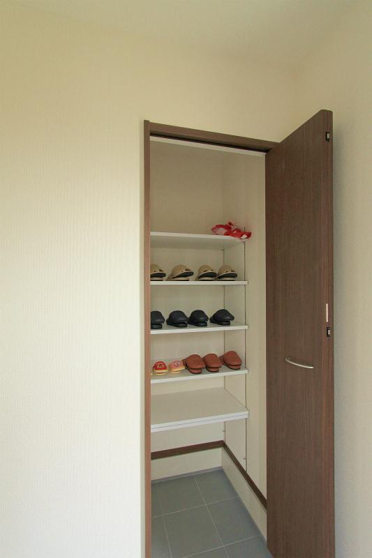 Entrance. Local (November 20, 2013) Shooting