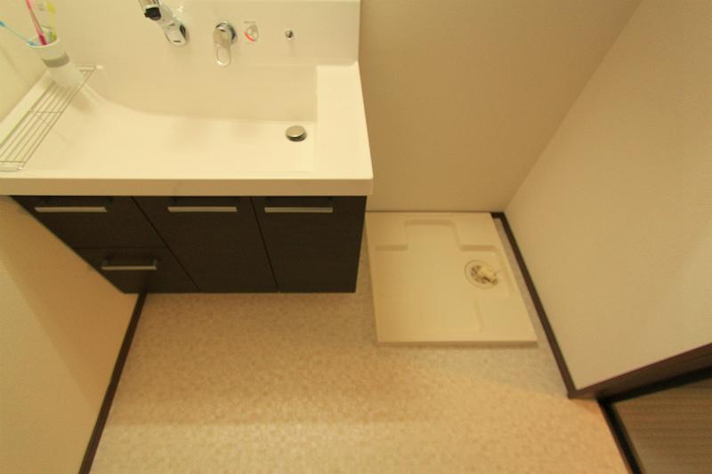 Wash basin, toilet. Local (November 20, 2013) Shooting