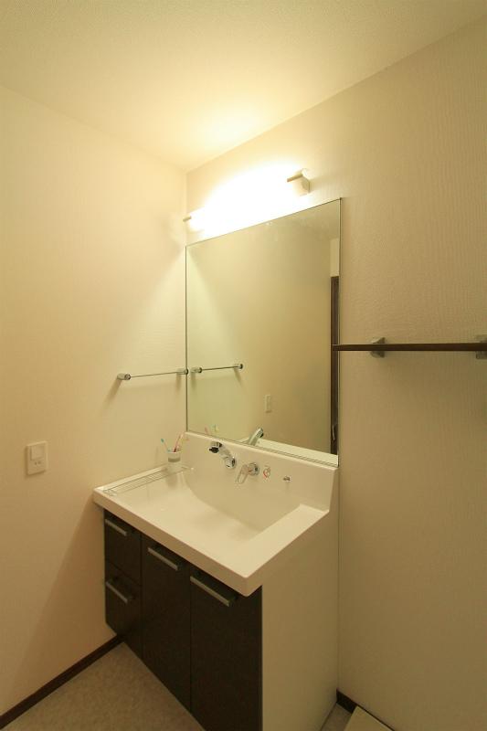 Wash basin, toilet. Local (November 20, 2013) Shooting