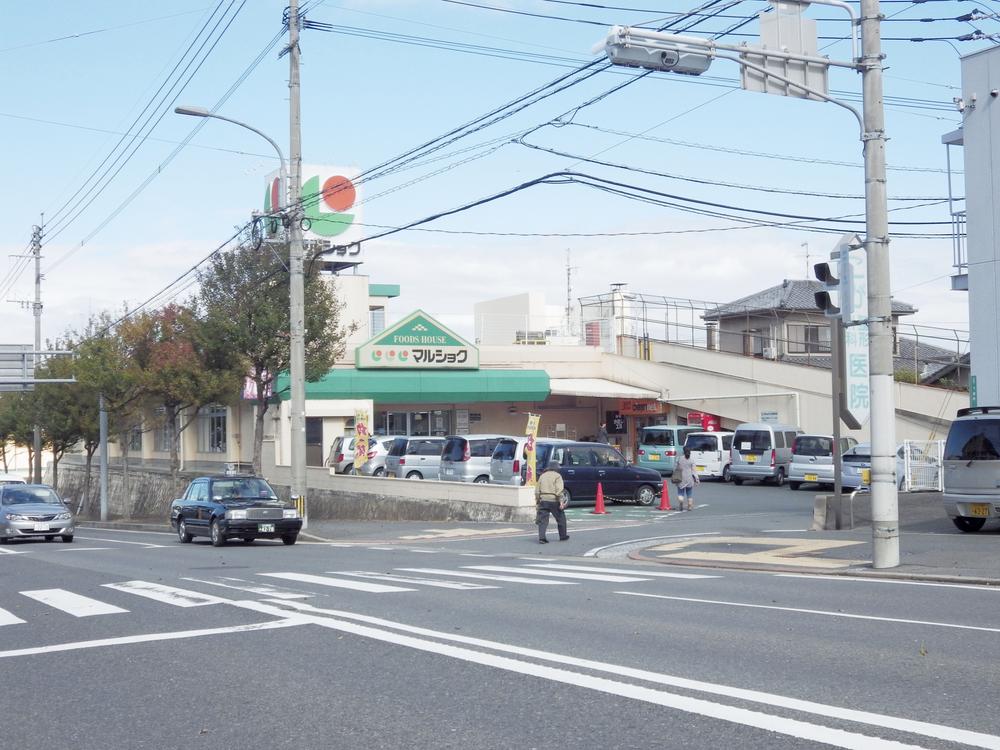 Supermarket. Until Marushoku pebble shop 72m