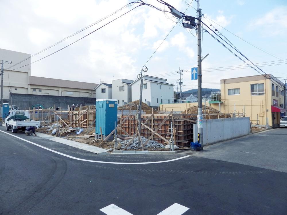 Local photos, including front road. Widely parking easy to be front road!