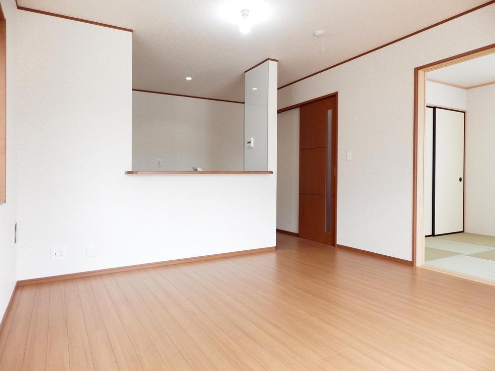 Same specifications photos (living). We are living in the same specification.