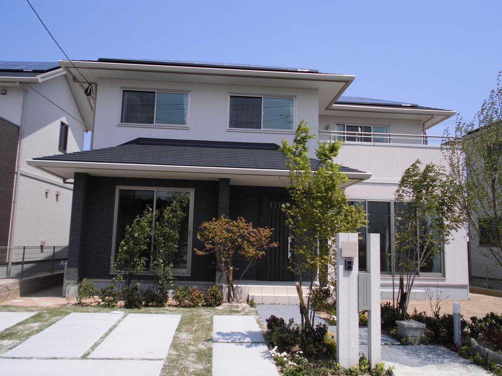 Local appearance photo. Use tile to the outer wall, It becomes appearance to have a personality each to all building.