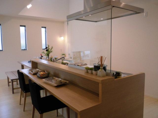 Kitchen. Kitchen which adopted the Island type, Also size of the margin to cooking with spacious to have children.