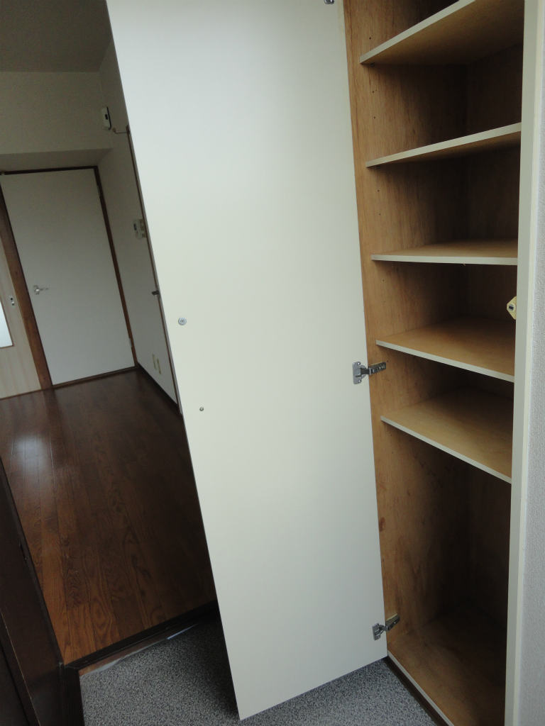 Entrance. Shoe box equipped !!