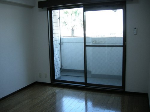 Living and room. Western-style (about 6.3 tatami mats)