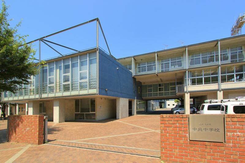 Junior high school. 640m to the center junior high school