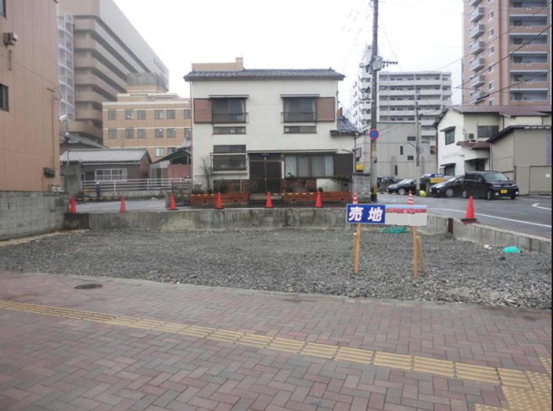 Local appearance photo. Local photos, including front road