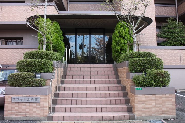 Entrance. Respectable entrance ☆